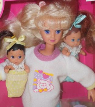 Mattel - Barbie - Babysitter Skipper 3 Babies Hold on For Hugs! - Poupée